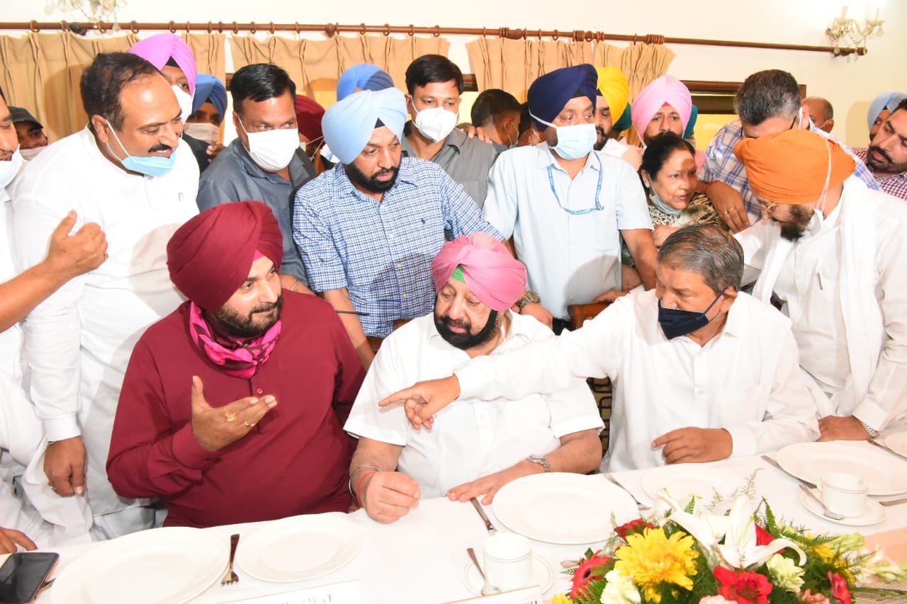 पंजाब के 'सिंह' के पैर छुए नए 'कप्तान' सिद्धू ने