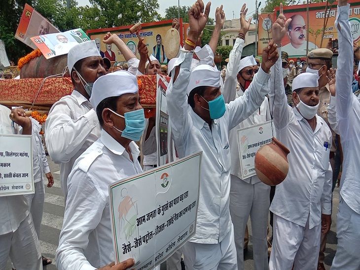 सेवादल ने महंगाई के विरोध में निकाली सिलेंडर की शव यात्रा