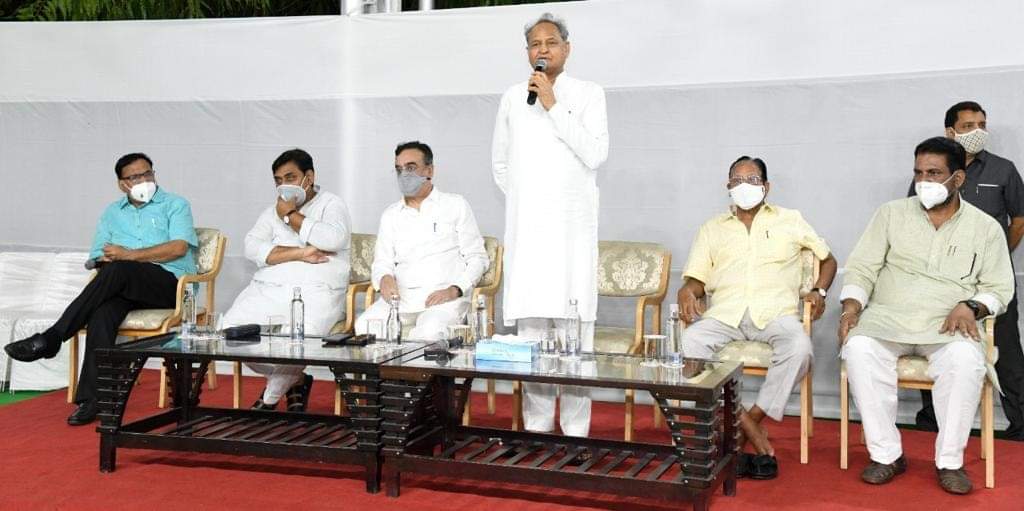 आप मांगते-मांगते थक जाओगे, मैं देते-देते नहीं थकूंगा- गहलोत