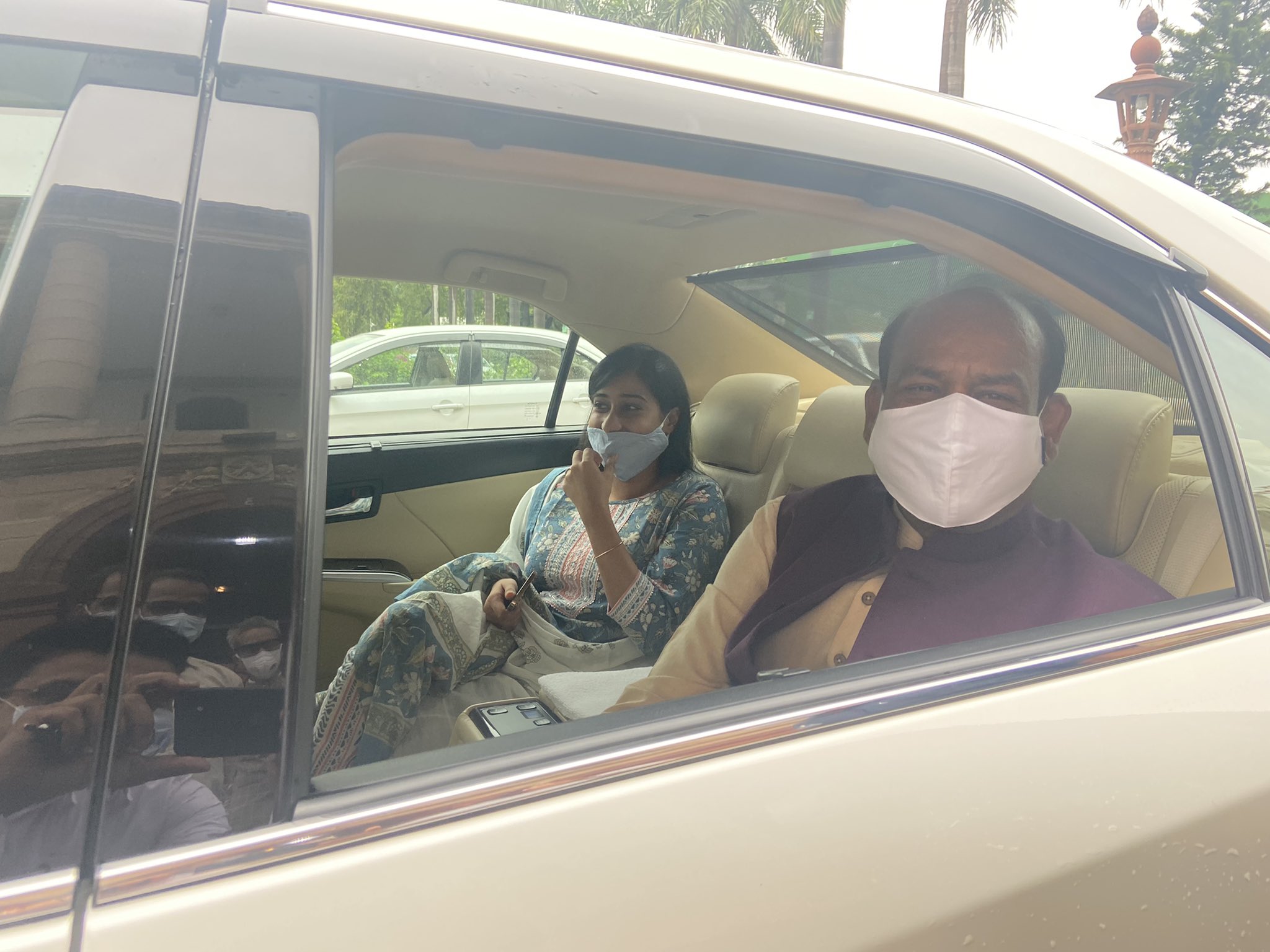 पापा के साथ 'अफ़सर बिटिया' पहुंचीं संसद