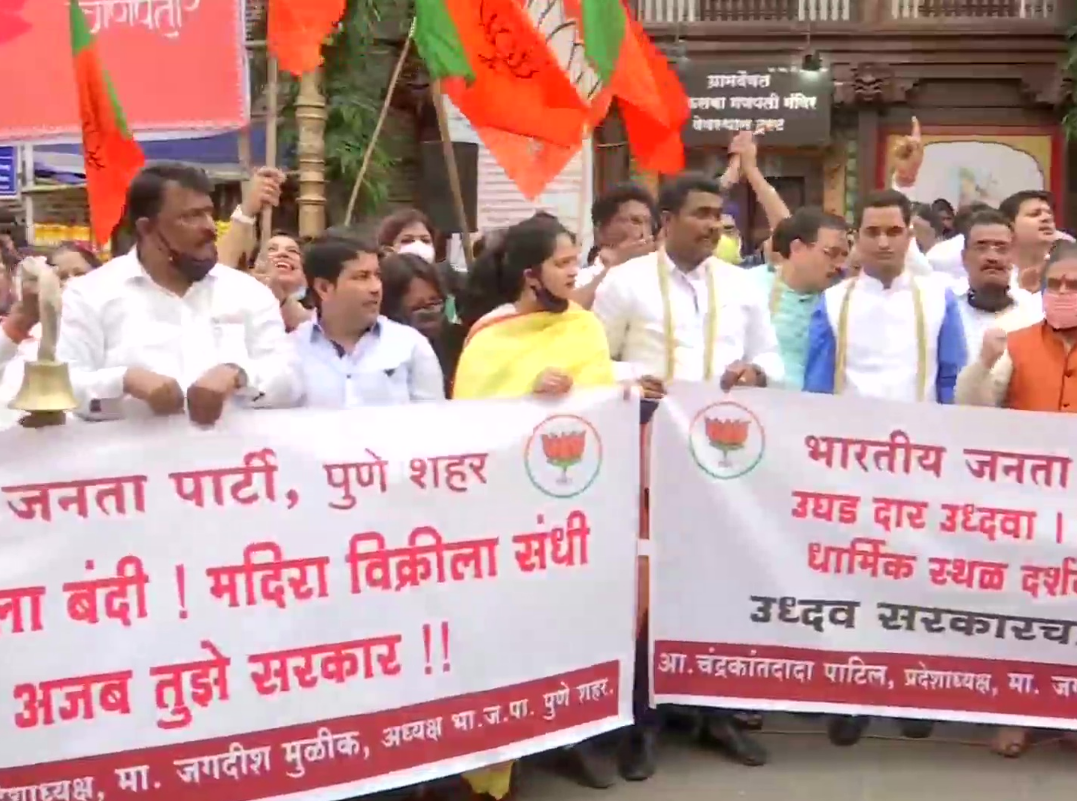 महाराष्ट्र में मंदिर खोलने को लेकर सियासत