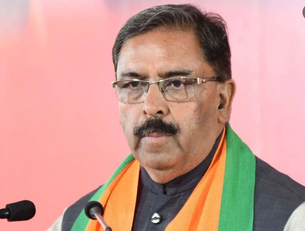 'सीएम को तोते पालने का शौक'- चतुर्वेदी (FILE PHOTO)