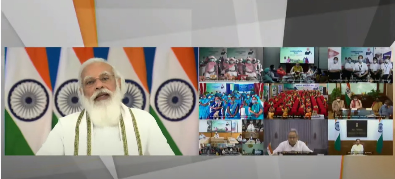 'आत्मनिर्भर' नारी शक्ति से पीएम मोदी का संवाद