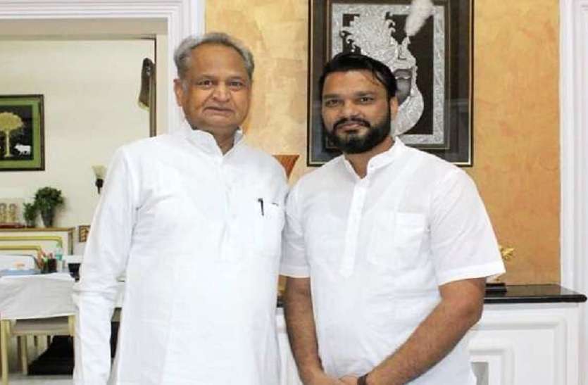 सीएम गहलोत के OSD रहे लोकेश शर्मा का ट्विटर पोस्ट चर्चा का विषय(file photo)