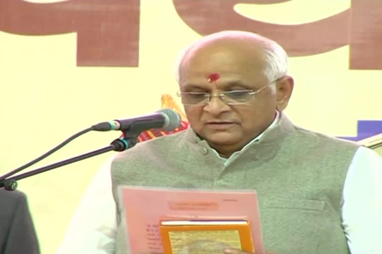 नितिन पटेल का 'आशीर्वाद' ले भूपेंद्र बने गुजरात के 17वें मुख्यमंत्री
