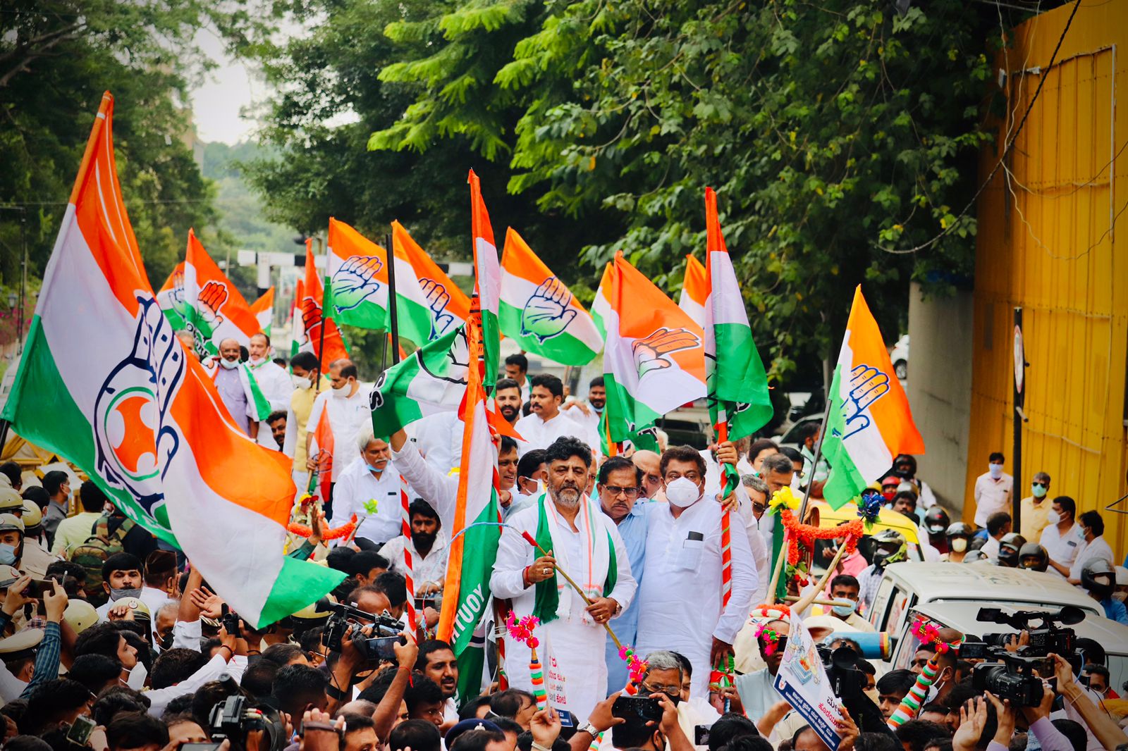 बैंगलुरू की सड़कों पर बैलगाड़ी पर सवार हुए कांग्रेसी