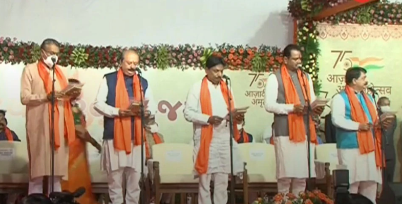 गुजरात में पहले चेहरा बदला अब टीम