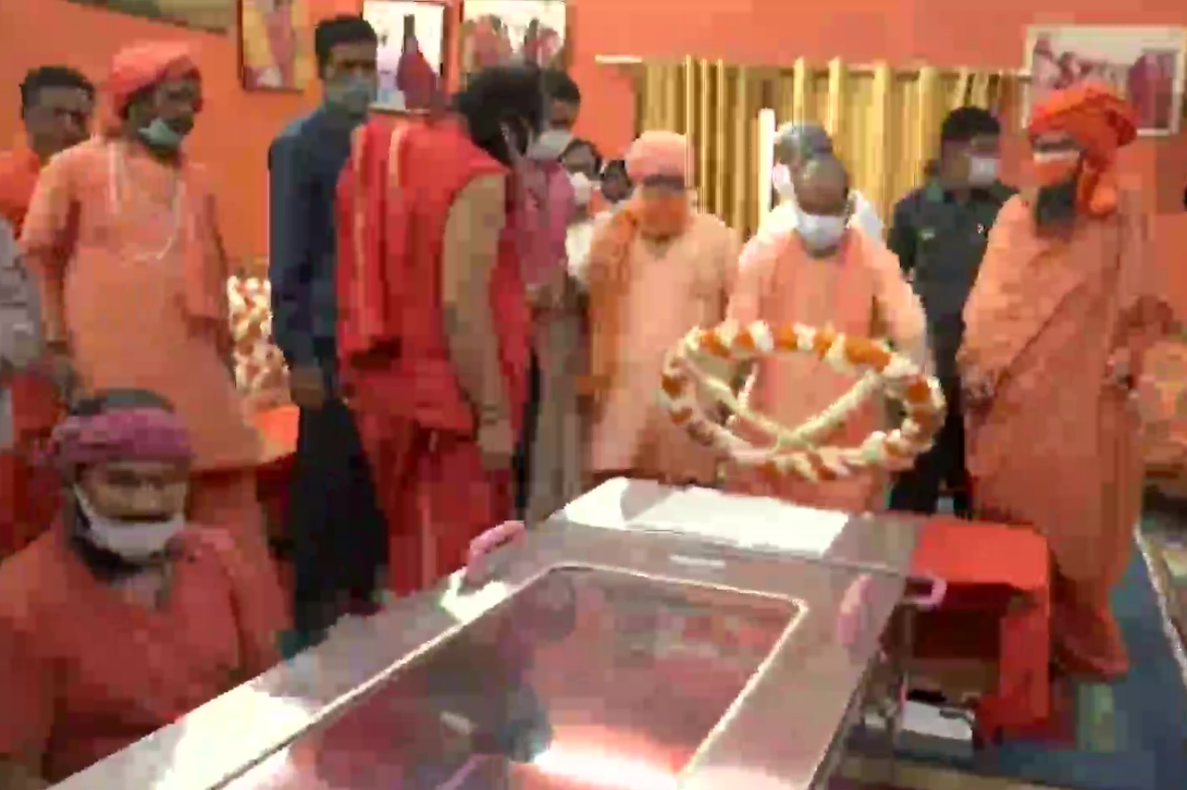 प्रयागराज पहुंचे सीएम योगी आदित्यनाथ