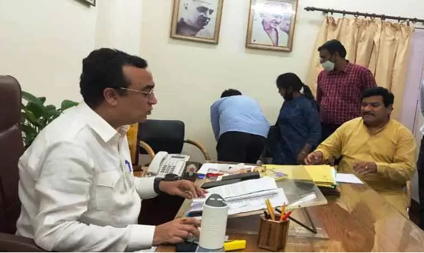 जिला प्रमुख चुनाव में बगावत का आरोप झेल रहे सोलंकी दिल्ली में