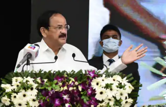 उपराष्ट्रपति ने स्टूडेंट्स को पढ़ाया राजनीति का पाठ