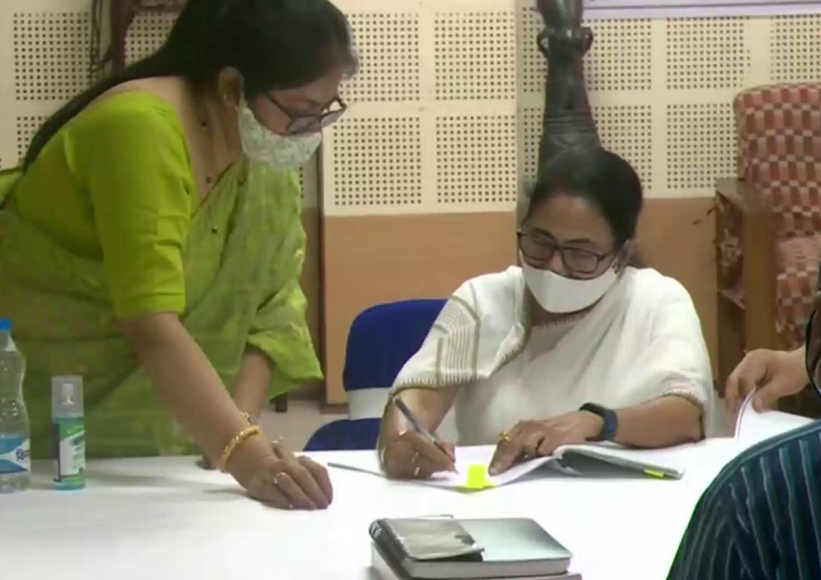 ममता बनर्जी ने भवानीपुर सीट से भरा अपना नामंकन