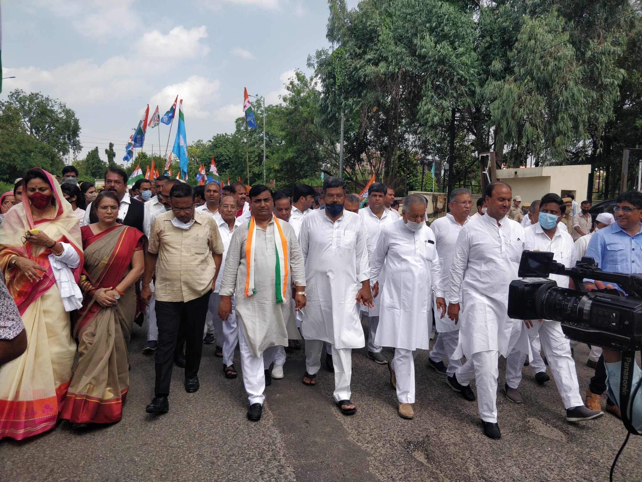 लखीमपुर कांड और प्रियंका की हिरासत से कांग्रेस 'आग बबूला'