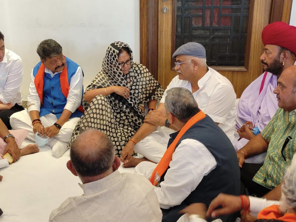 मैडम राजे ने गजेन्द्र शेखावत के घर जाकर माताजी के निधन पर जताया शोक