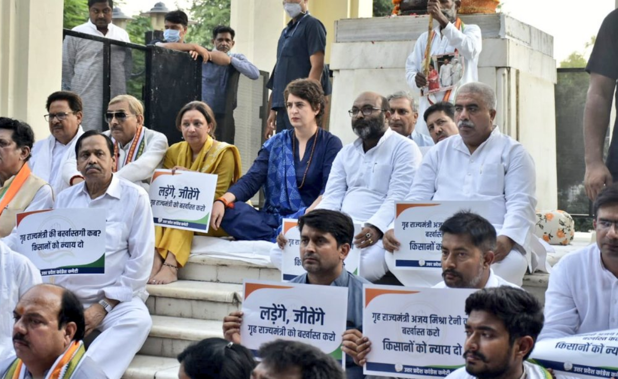 लखनऊ में मौन धरने पर बैठीं प्रियंका गांधी वाड्रा