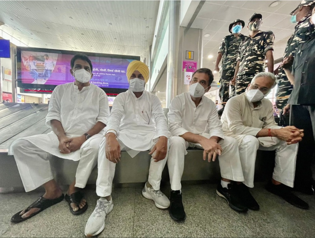 लखनऊ एयरपोर्ट पर ही धरने पर बैठे राहुल गांधी