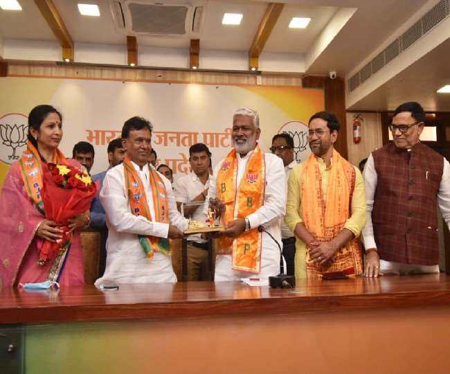 पत्नी संग सपा विधायक सुभाष पासी हुए बीजेपी में शामिल
