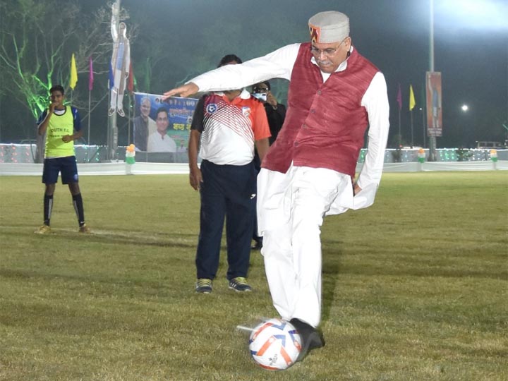 सीएम भूपेश बघेल ने फुटबॉल ग्राउंड में लगाई जोरदार Kick