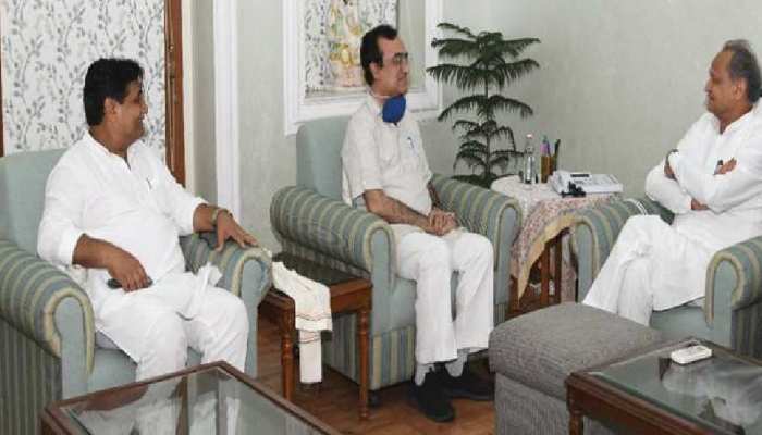 मुख्यमंत्री आवास पहुंचे प्रभारी माकन(file photo)