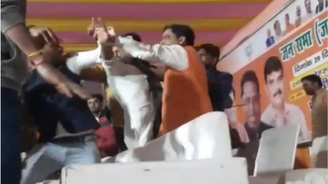 'पार्टी विद अ डिफरेंस' के कार्यकर्ताओं में जूतमपैजार