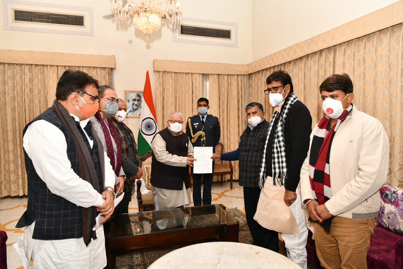 प्रदेश भाजपा के दिग्गजों ने राज्यपाल को सौंपा ज्ञापन