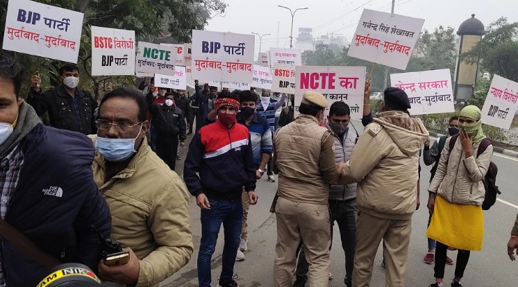 BJP ऑफिस का घेराव कर रहे BSTC अभ्यर्थियों को पुलिस ने खदेड़ा