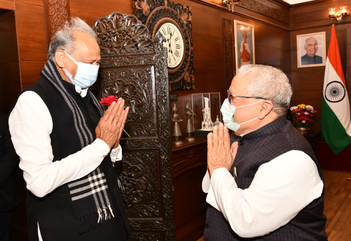मुख्यमंत्री गहलोत ने राजभवन जाकर राज्यपाल मिश्र से की मुलाकात