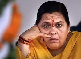 सरकार मैं बनाती हूं, चलाता है कोई और, मेरे साथ रहा ये सुखद संयोग- उमा भारती का छलक पड़ा दर्द!: टीकमगढ़ में पत्रकारों से बातचीत में पूर्व मुख्यमंत्री उमा भारती ने दिया बड़ा बयान- ‘सरकार मैं बनाती हूं, चलाता है कोई और, मेरे साथ होता रहा है यह सुखद संयोग, ललितपुर और सिंगरौली के बीच रेल लाइन का हुआ शिलान्यास, तब मैं थी भाजपा से बाहर, कांग्रेस की केंद्र में थी सरकार, कांग्रेस वालों ने नहीं लिया मेरा नाम, उद्घाटन जब हुआ, तब भाजपा वालों ने भी नहीं लिया मेरा नाम, इस वजह से पहले ही मैं कह रही हूं कि प्रोजेक्ट लागू हो गया, मैं इसमें ही हूं खुश’, उमा भारती ने यह भी कहा- ‘वह 2024 का लड़ेंगी लोकसभा चुनाव’, किस क्षेत्र से लड़ेंगी, ये सवाल टाल गईं भारती, उमा भारती ने दी सफाई- ‘मैंने कहा था कि मैं 2019 का चुनाव नहीं लडूंगी, लेकिन यह कभी नहीं कहा कि मैं आगे नहीं लड़ूंगी कोई चुनाव’