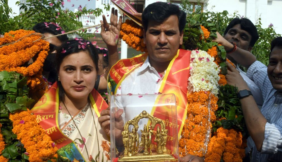 राणा दंपती ने दिल्ली में किया हनुमान चालीसा का पाठ