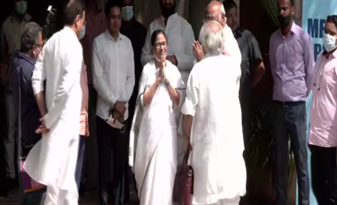 ममता की बैठक में पहुंचे कांग्रेसी नेता
