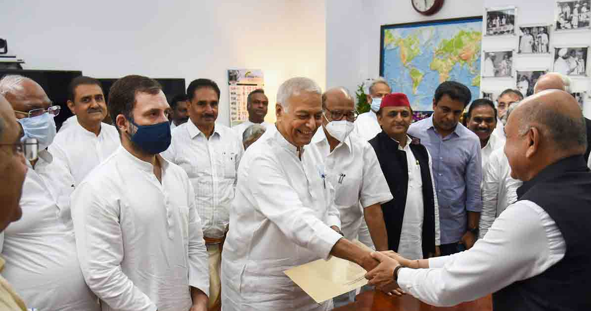 यशवंत सिन्हा ने भरा अपना नामांकन