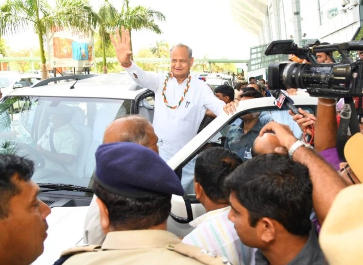 वापस उदयपुर पहुंचे CM गहलोत