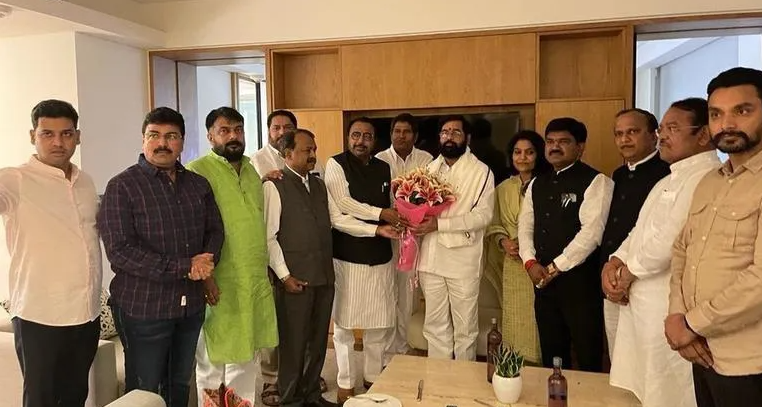 शिंदे ने लोकसभा स्पीकर के सामने पेश किये 12 सांसद