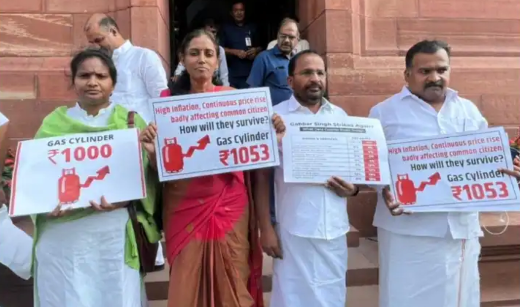 कांग्रेस के 4 लोकसभा सांसद मानसून सत्र से निलंबित