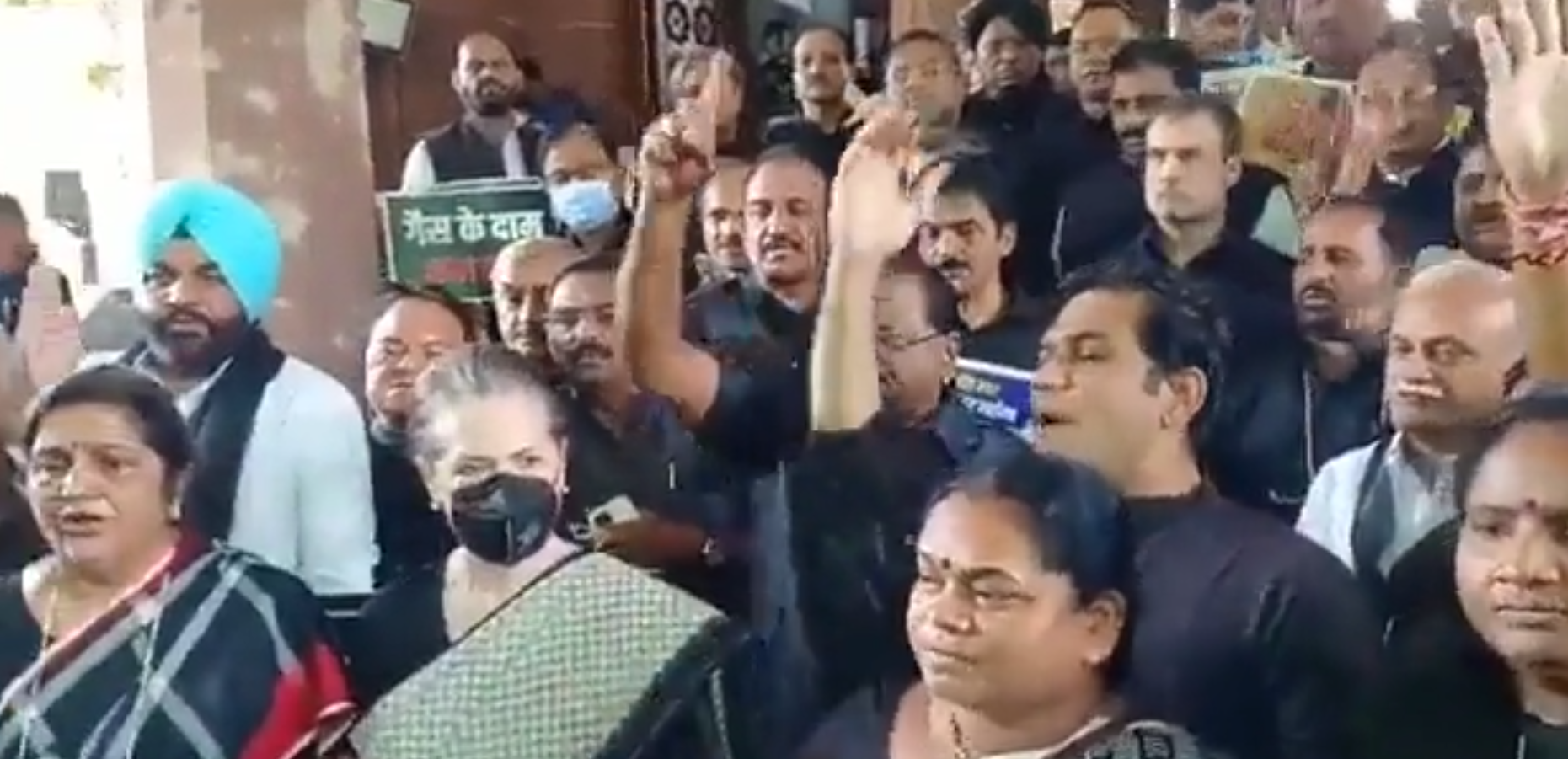 राहुल को पुलिस ने लिया हिरासत में