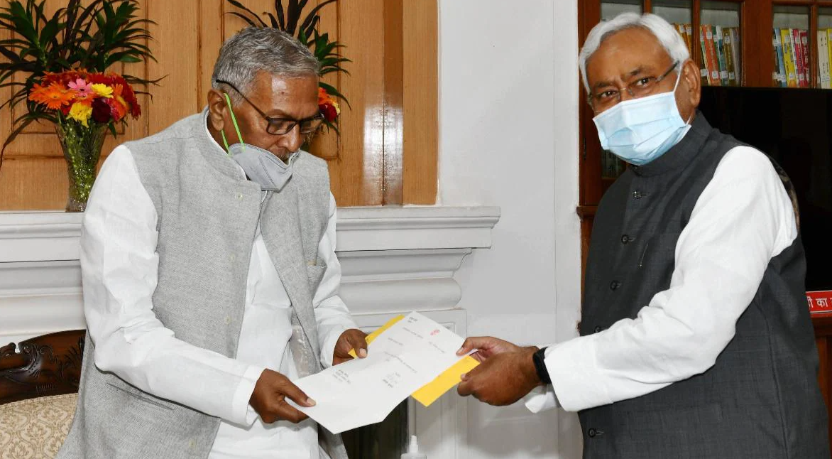 नीतीश ने सौंपा इस्तीफा