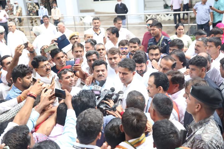 जोधपुर पहुंचे सचिन पायलट पत्रकारों से बात करते हुए