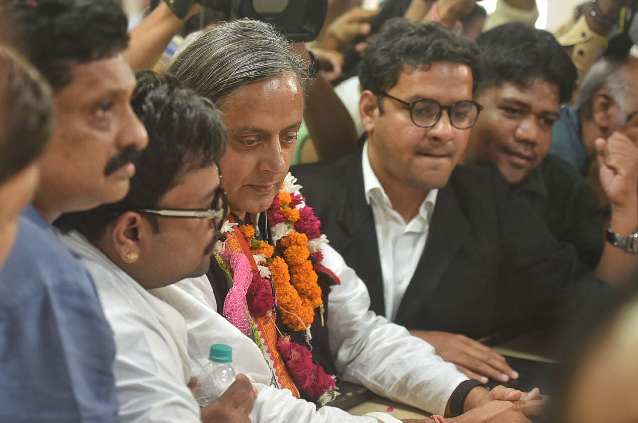 शशि थरूर ने भरा नामांकन