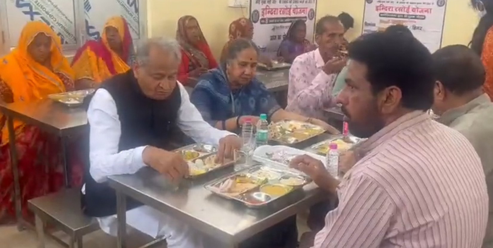 सीएम गहलोत ने इंदिरा रसोई में किया भोजन