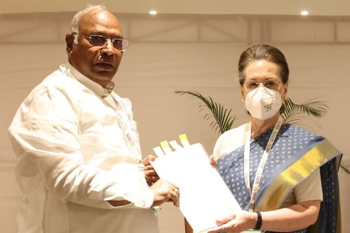 मल्लिकार्जुन खड़गे ने दिया इस्तीफा