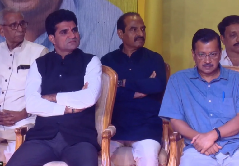 गुजरात विधानसभा चुनाव के लिए केजरीवाल का बड़ा एलान, ईसुदान गढ़वी होंगे आप का सीएम फेस