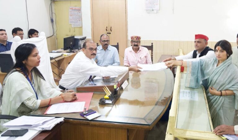 मैनपुरी लोकसभा उपचुनाव के लिए सपा प्रत्याशी डिंपल यादव ने भरा नामांकन, नेताजी को किया नमन