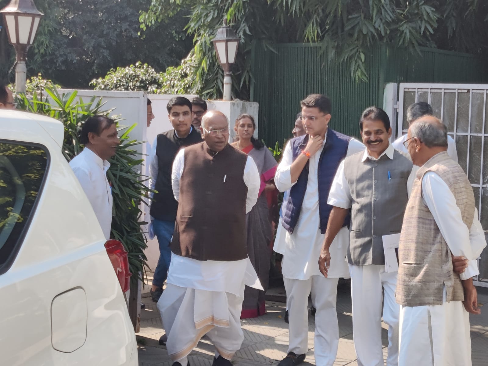 पायलट की खड़गे और वेणुगोपाल से हुई लंबी मुलाका