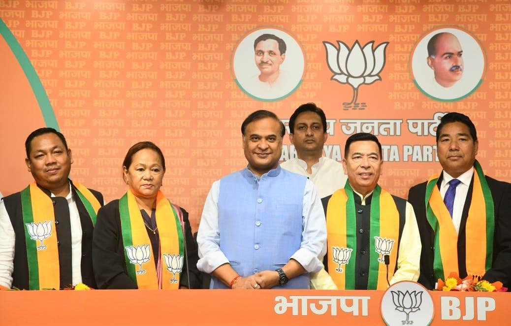 BJP ने दिया NCP और कांग्रेस को बड़ा झटका