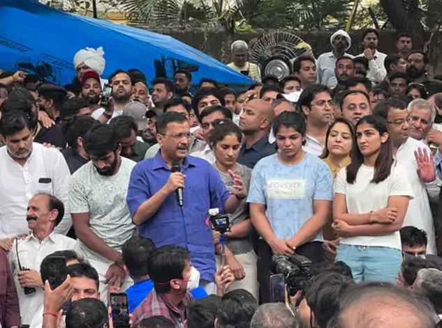 arvind kejriwal with wrestlers at delhi jantar mantar