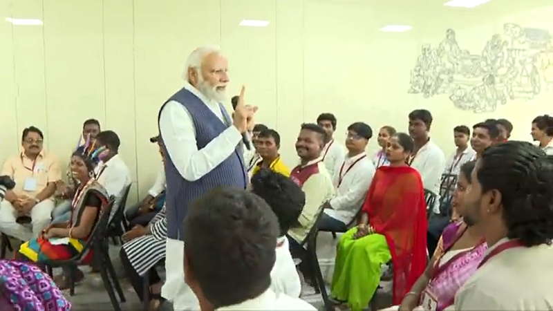 pm modi with hakki pikki