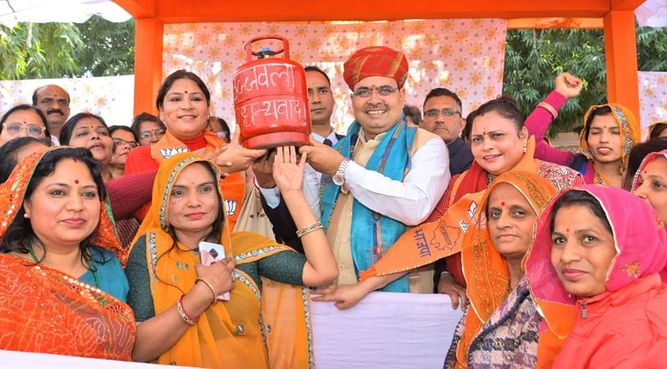 CM भजनलाल से बड़ी संख्या में मिली महिलाएं, सस्ते गैस सिलेंडर की घोषणा पर जताया आभार