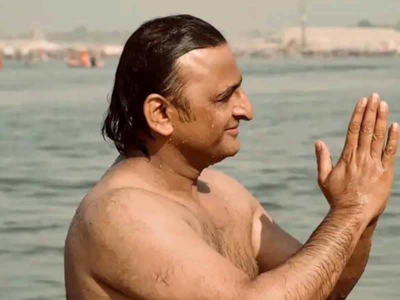 akhilesh yadav in makhumbh 2025