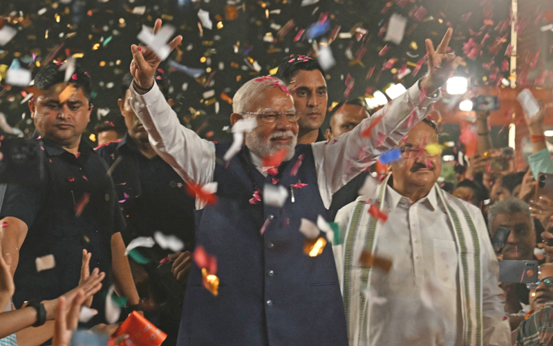 bjp win in delhi pm modi with victory sign