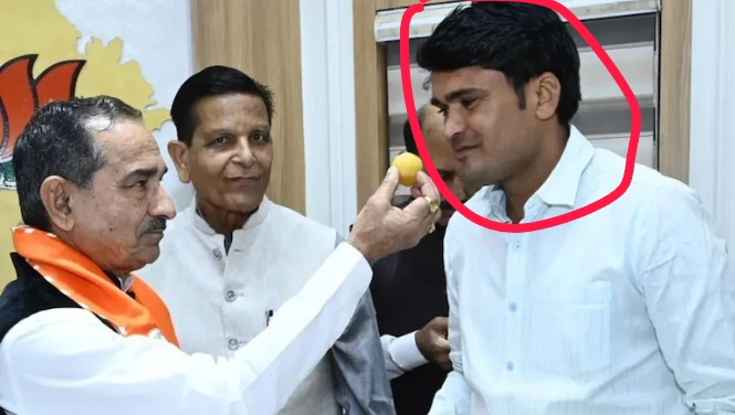 भाजपा प्रदेश अध्यक्ष मदन राठौड़ के साथ आरोपी मुकेश भींचर