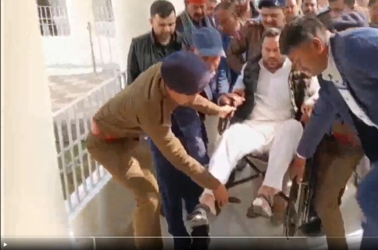 RJD नेता तेजस्वी यादव व्हीलचेयर पर आए विधानसभा, वजह जानकर चौंक गए लोग